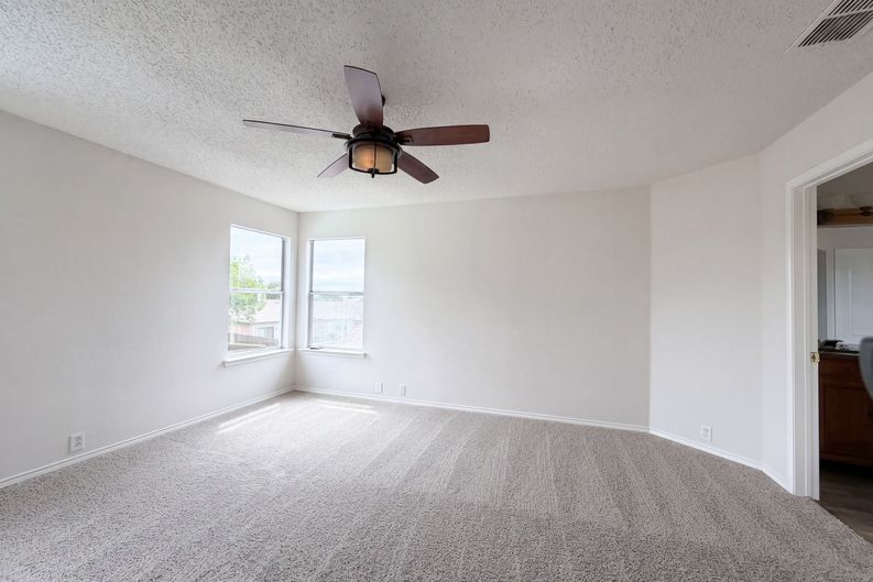 Photo 4 of 19 of 7001 Edmundson Dr, Arlington, TX