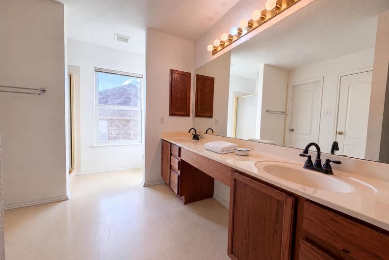 Photo 9 of 19 of 121 Springtree Fld, Cibolo, TX