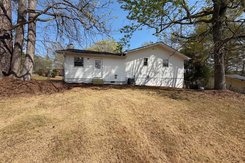 Photo 5 of 19 of 2405 Eric Ln, Douglasville, GA