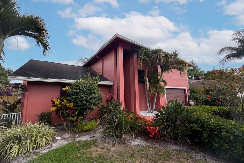 Photo 28 of 47 of 118 Waterway Rd, Royal Palm Beach, FL