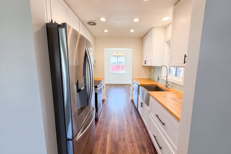 Photo 6 of 18 of 5208 Fernwood Way, Sacramento, CA