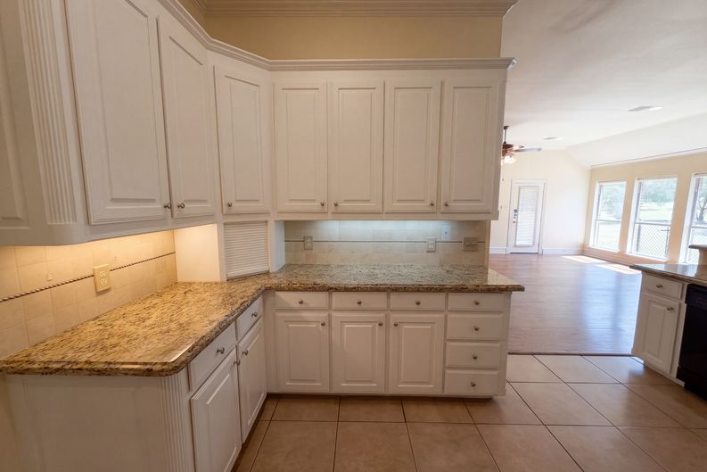 Photo 8 of 22 of 2836 S Lakeview Dr, Cedar Hill, TX