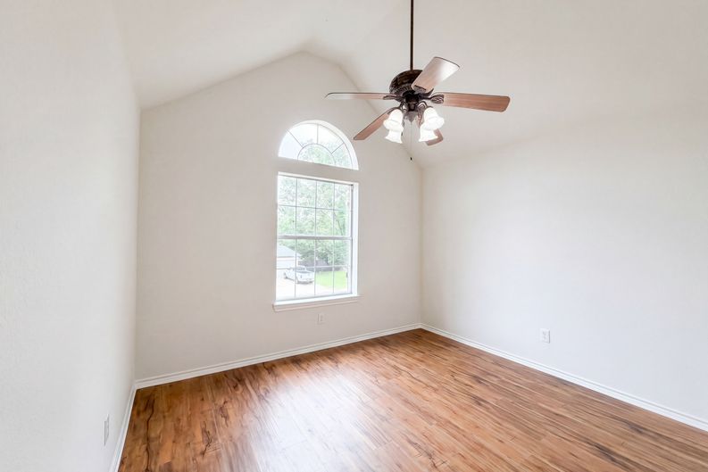Photo 10 of 27 of 6218 Kingswood Dr, Arlington, TX