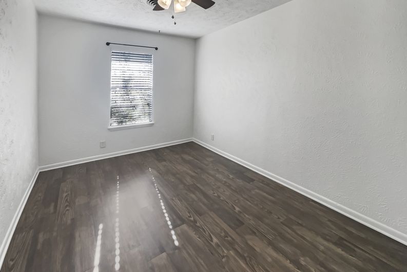Photo 13 of 18 of 1105 E 17th St, Georgetown, TX