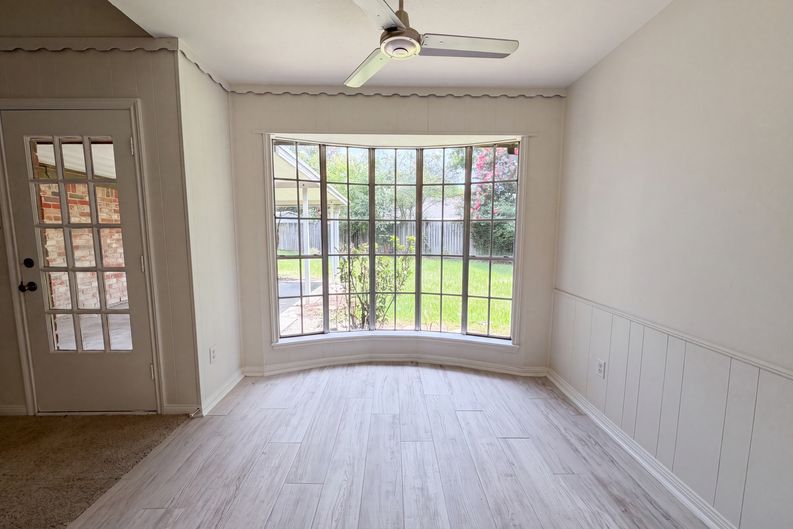 Photo 12 of 22 of 16338 Hollow Wood Dr, Houston, TX