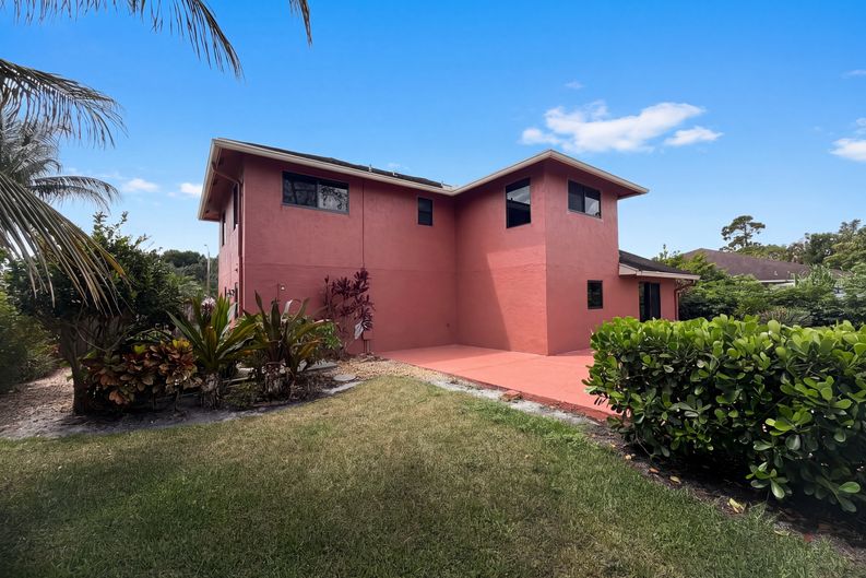 Photo 36 of 47 of 118 Waterway Rd, Royal Palm Beach, FL