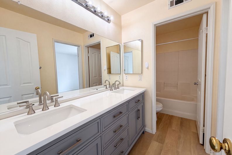 Photo 20 of 30 of 23608 Ashwood Pl, Valencia, CA