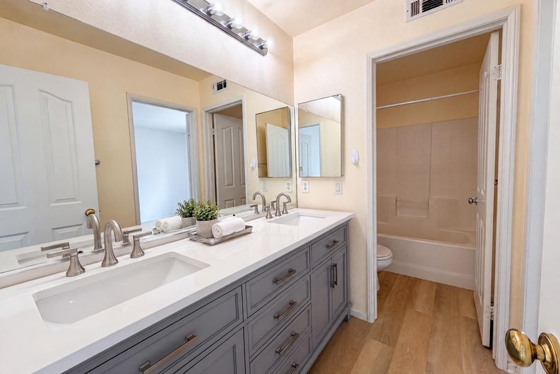 Photo 20 of 30 of 23608 Ashwood Pl, Valencia, CA