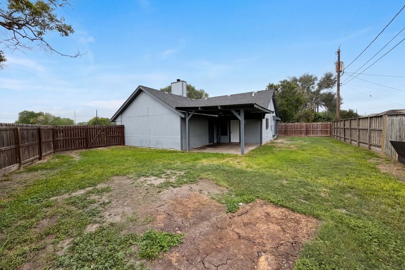 Photo 5 of 18 of 13214 Deepwater Cir, Corpus Christi, TX