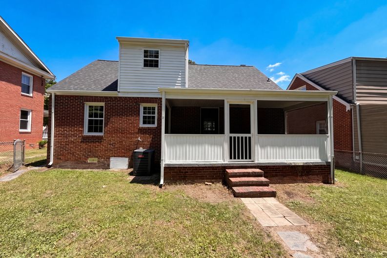 Photo 5 of 18 of 1826 East Blvd, Petersburg, VA