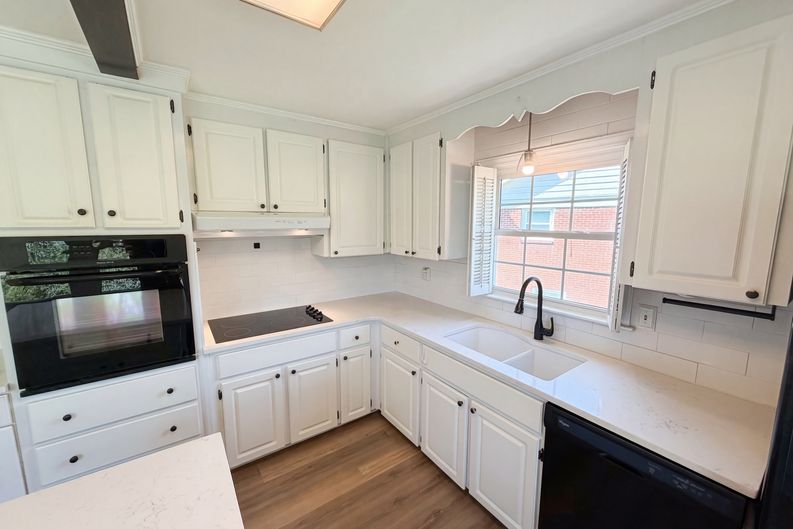 Photo 6 of 24 of 6621 Starcrest Dr, Charlotte, NC