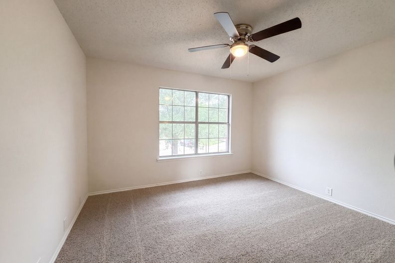 Photo 12 of 19 of 7001 Edmundson Dr, Arlington, TX