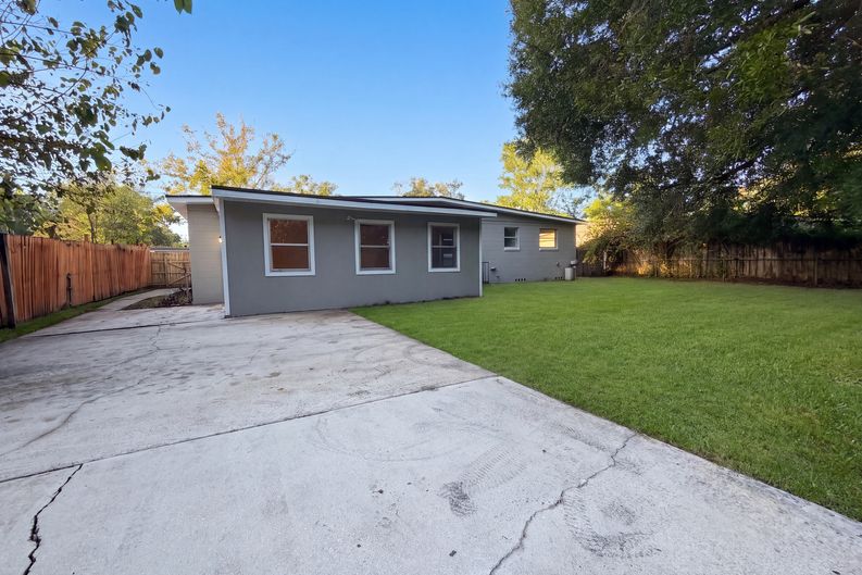 Photo 5 of 26 of 6535 Lou Dr N, Jacksonville, FL