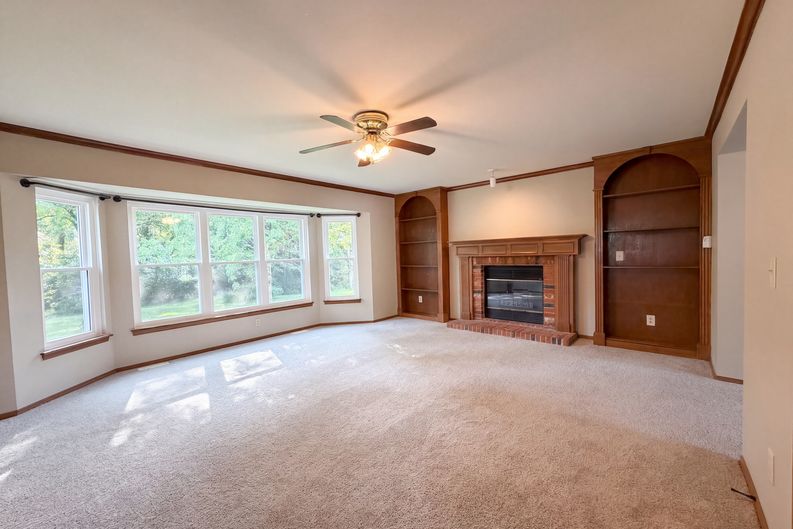 Photo 3 of 30 of 923 Keeneland Rd, Florissant, MO