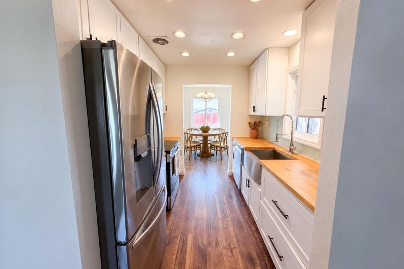 Photo 6 of 18 of 5208 Fernwood Way, Sacramento, CA