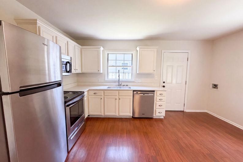 Photo 3 of 18 of 4154 Edgeware Rd, Winston Salem, NC