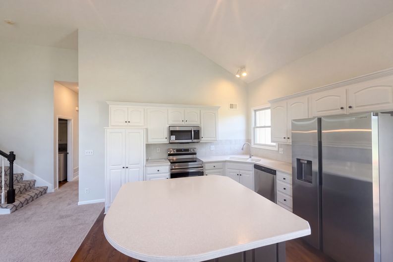 Photo 8 of 25 of 7825 W 143rd Pl, Overland Park, KS