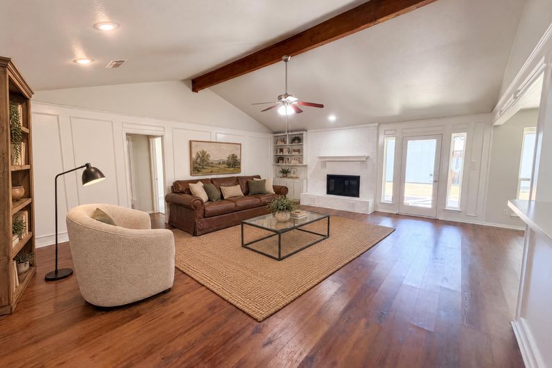 Photo 3 of 27 of 1208 Hillcrest Dr, Euless, TX