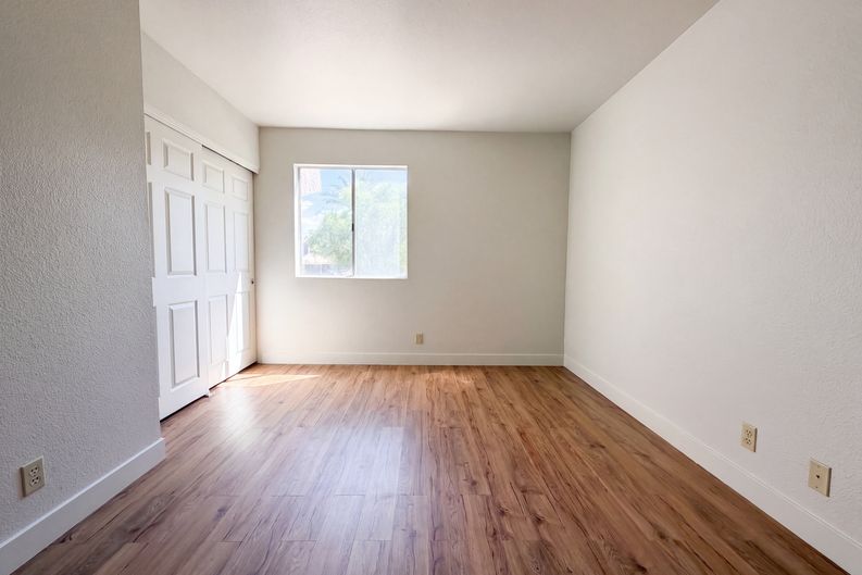 Photo 4 of 18 of 5098 River Glen Dr, Las Vegas, NV