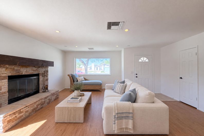 Photo 8 of 17 of 1110 N Las Posas Ct, Ridgecrest, CA