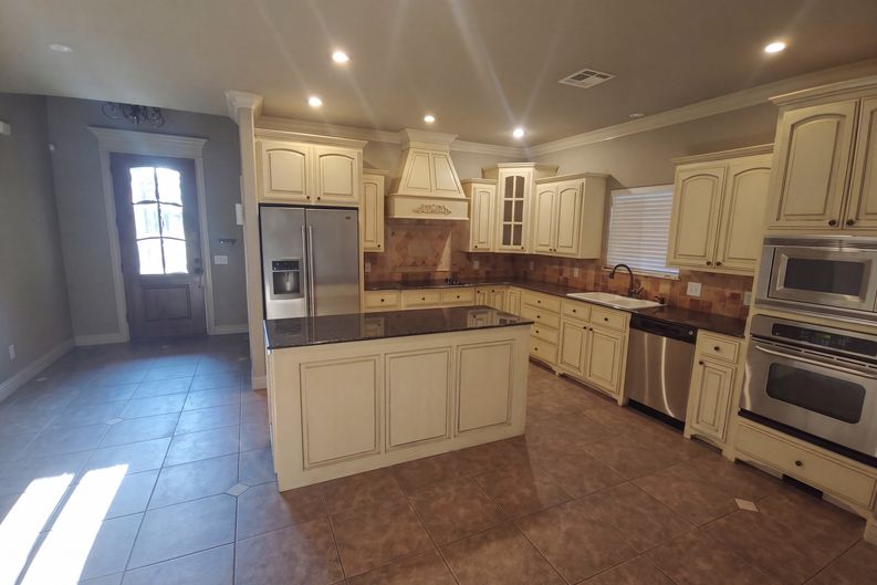 Photo 10 of 18 of 3908 N Pine Ave, Broken Arrow, OK