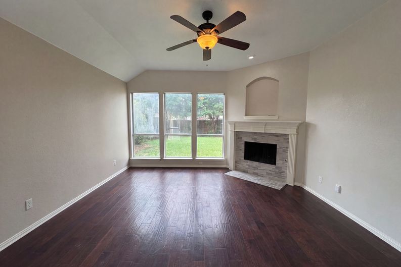 Photo 3 of 17 of 1441 Forest Oaks Ct, Frisco, TX