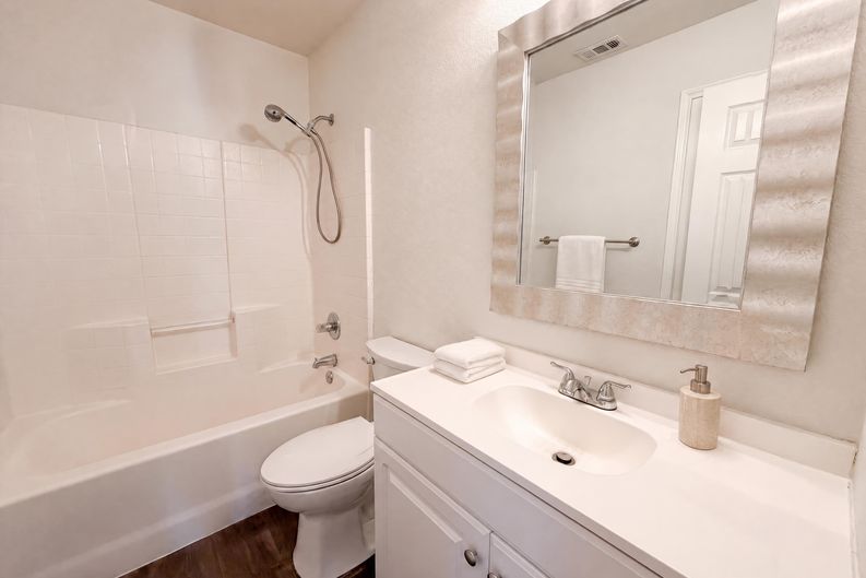 Photo 17 of 21 of 109 Eagle Dr, Luling, TX