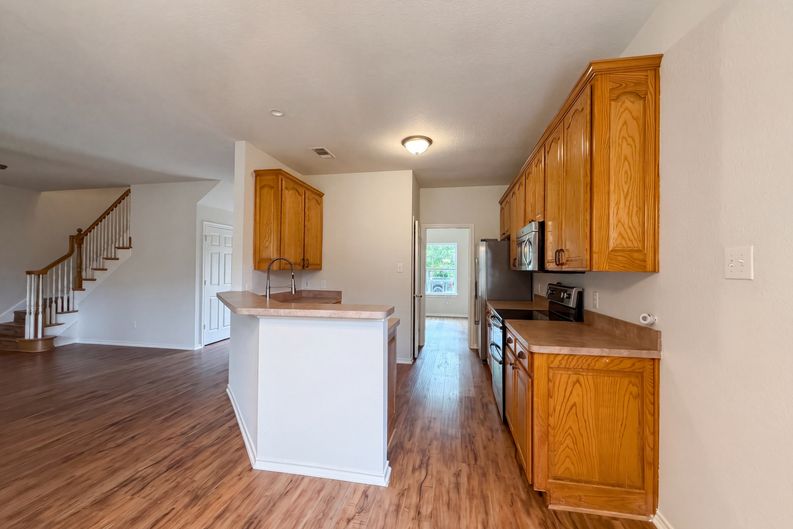 Photo 8 of 27 of 6218 Kingswood Dr, Arlington, TX
