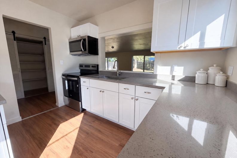 Photo 6 of 23 of 563 Manbrin Dr N, Keizer, OR