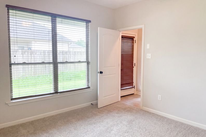 Photo 9 of 15 of 402 Cypress Garden Dr, Houma, LA