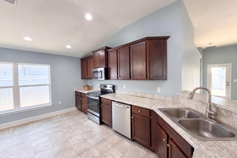 Photo 6 of 26 of 1229 Longville Cir, Tavares, FL