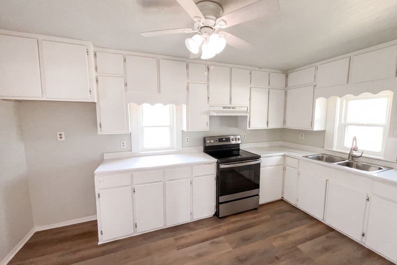 Photo 8 of 17 of 725 Kelly St, Poteet, TX