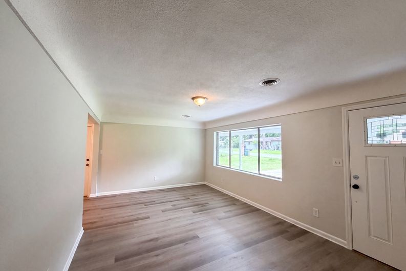 Photo 10 of 22 of 2410 NE 3rd Ave, Ocala, FL