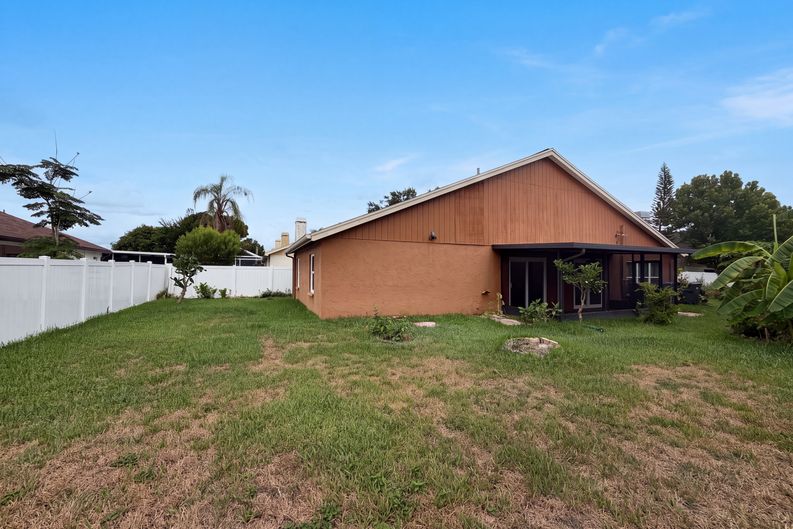 Photo 5 of 17 of 11648 Hidden Hollow Cir, Tampa, FL