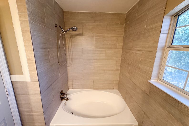 Photo 10 of 20 of 6604 N Chesterfield Dr, Fort Worth, TX