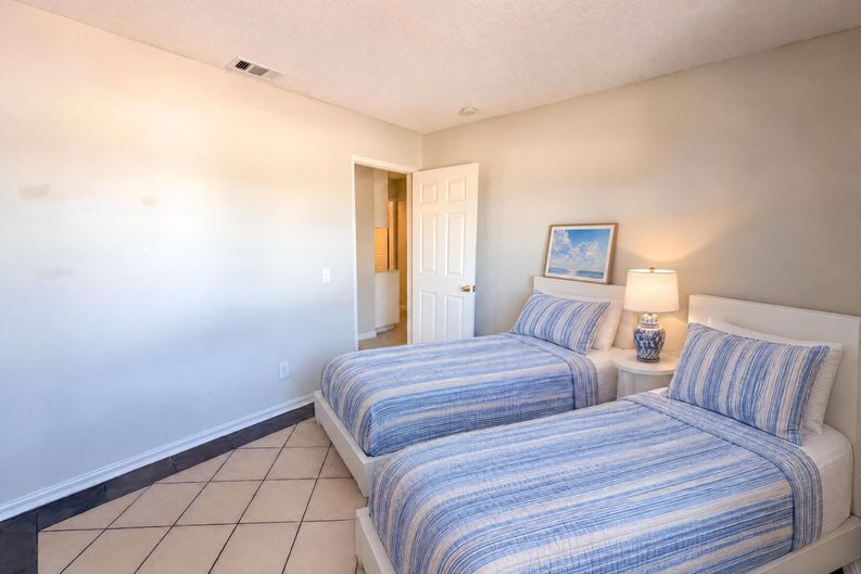 Photo 11 of 18 of 13561 Glacier Cir, Hesperia, CA