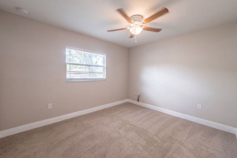 Photo 9 of 16 of 121 Inwood Cir, Brandon, FL