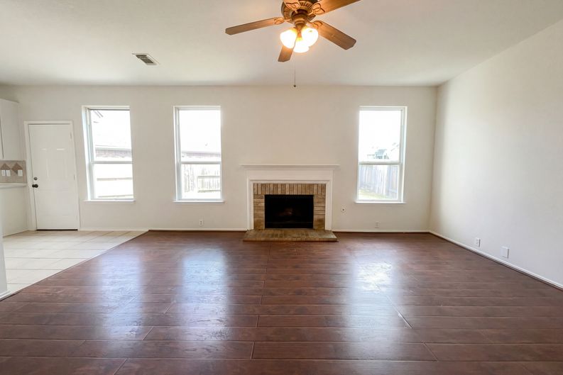Photo 12 of 22 of 11919 Leaf Oak Dr, Houston, TX