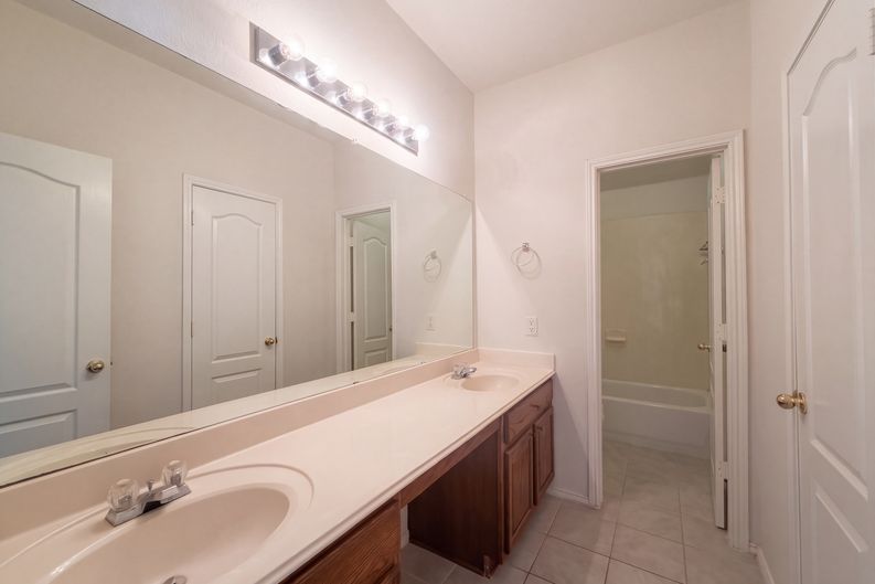 Photo 8 of 27 of 1304 Grapevine Dr, Allen, TX
