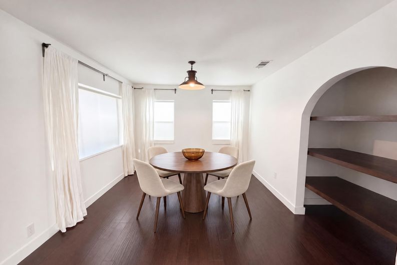 Photo 8 of 29 of 1110 Queen Anne Pl, Los Angeles, CA