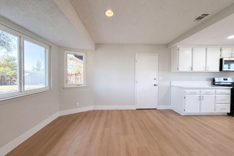 Photo 8 of 21 of 40733 176th St E, Lancaster, CA