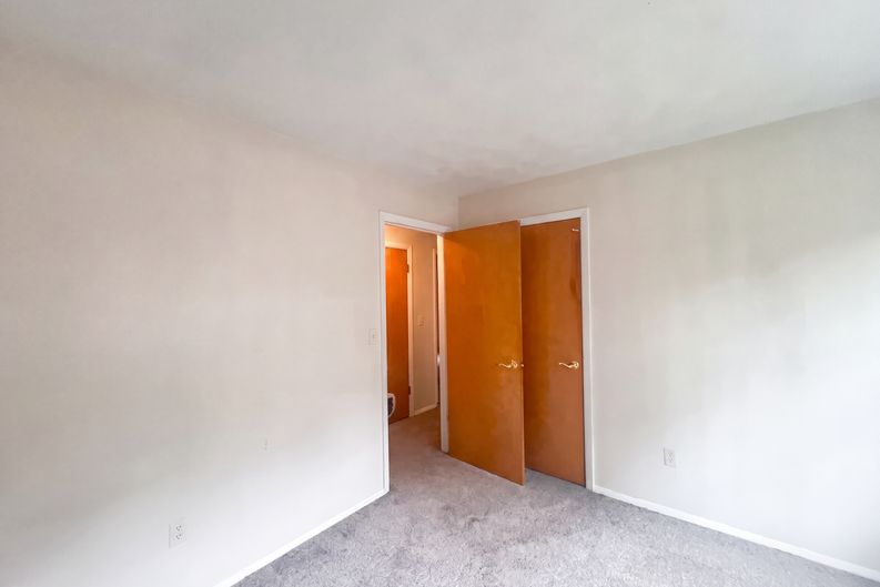 Photo 10 of 16 of 912 Hollycrest Dr, Champaign, IL