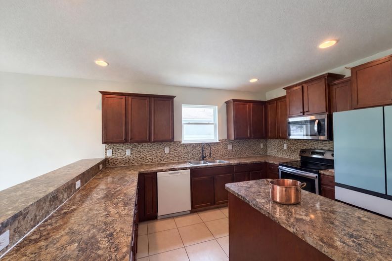 Photo 12 of 22 of 4876 Grassy Knoll Dr, Tavares, FL