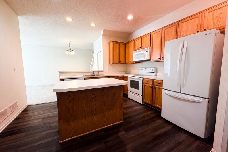 Photo 3 of 21 of 5221 Robin Ln, Farmington, MN