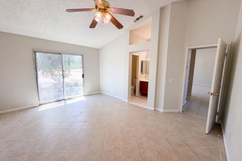 Photo 4 of 18 of 13561 Glacier Cir, Hesperia, CA