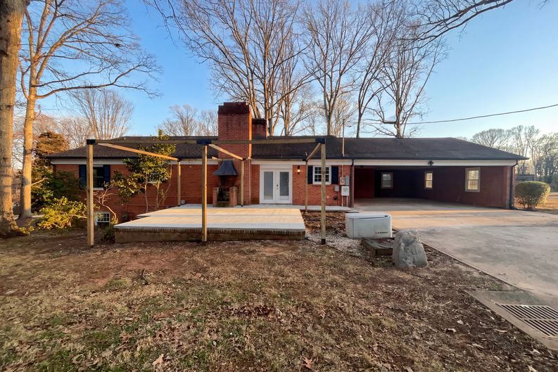 Photo 5 of 21 of 207 Gleneagles Rd E, Statesville, NC
