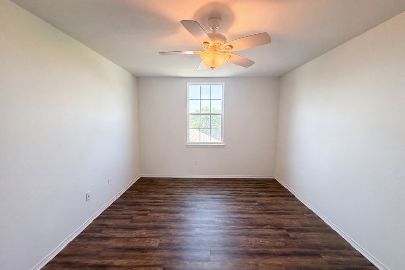 Photo 10 of 19 of 7712 Redbrush, Temple, TX