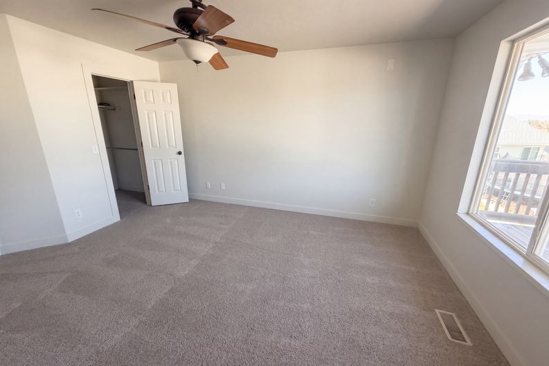 Photo 4 of 34 of 14077 S Grand View Peak Cir, Riverton, UT