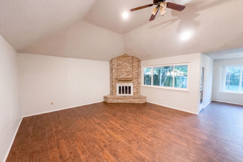 Photo 7 of 21 of 9511 Elm Gln, San Antonio, TX