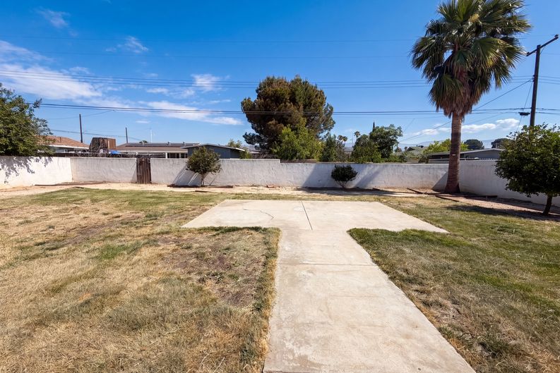 Photo 16 of 17 of 322 E Mariposa Dr, Rialto, CA